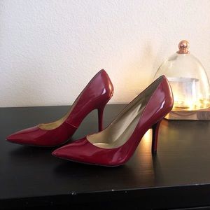 Red Guess pumps